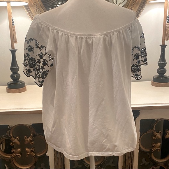 2/$25 H&M White with Black Eyelet Embroidery Off Shoulder Sleeve Top Large L - Picture 4 of 6